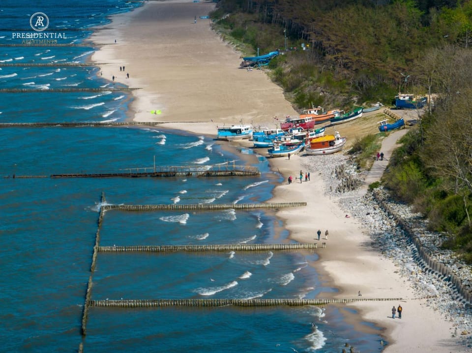 Nearby landmark, Day, People, Neighbourhood, Natural landscape, Bird's eye view, Beach, Sea view