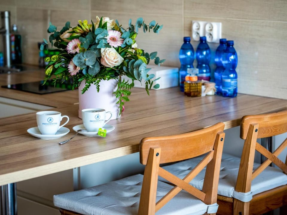 Natural landscape, Coffee/tea facilities, Kitchen or kitchenette, Photo of the whole room, Decorative detail, stove, kitchen
