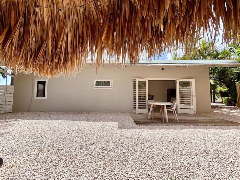 Property building, Garden, Balcony/Terrace, Dining area