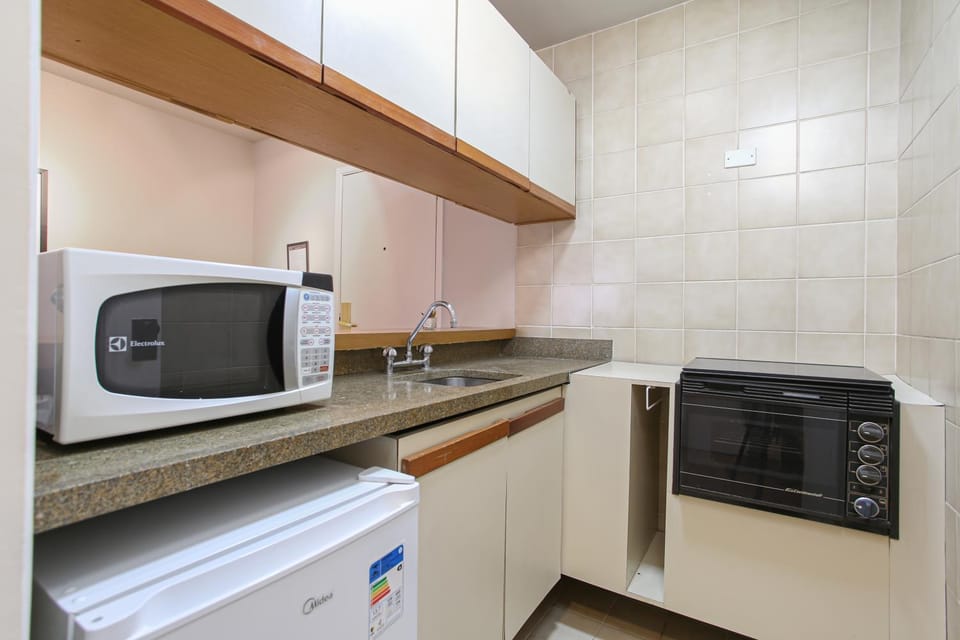 Kitchen or kitchenette, minibar, oven
