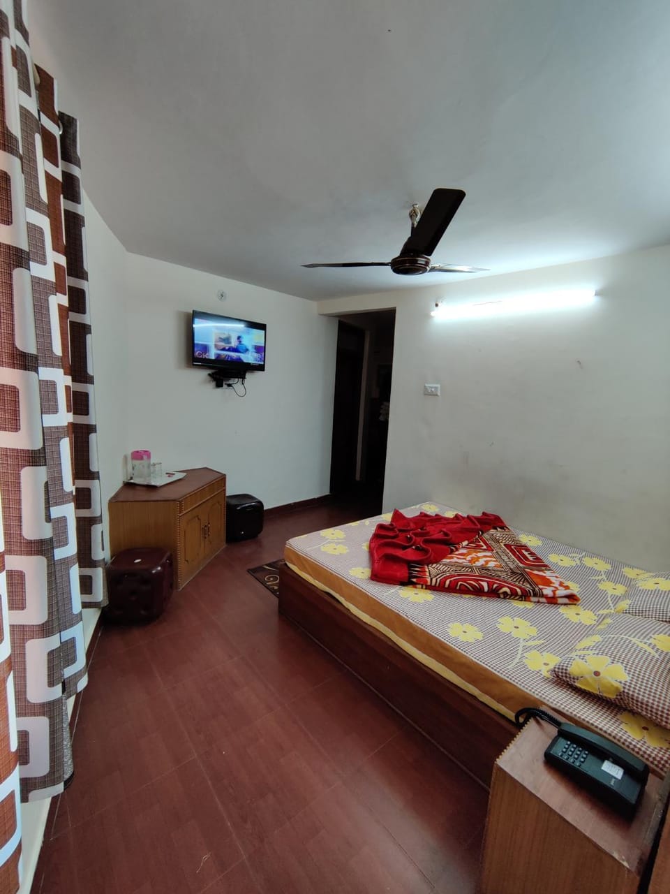 Bed, TV and multimedia, Bedroom