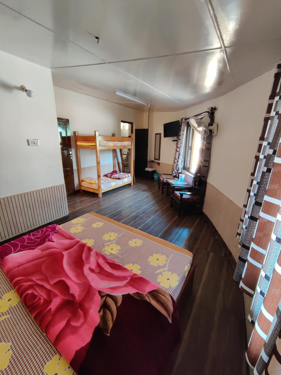 Bed, TV and multimedia, Photo of the whole room, Seating area, Bedroom