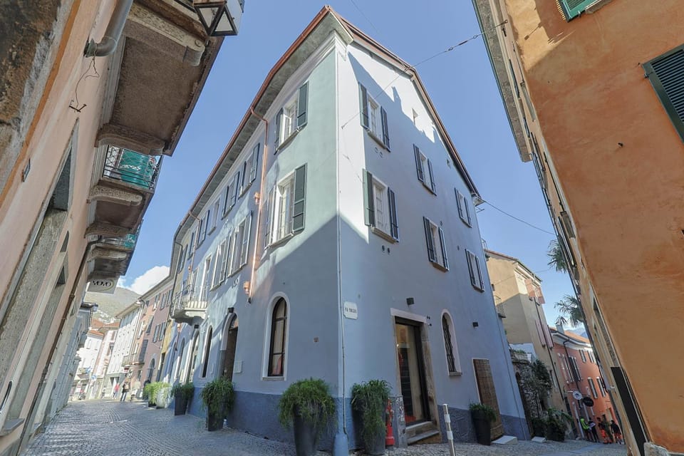 Property building, Facade/entrance, Location