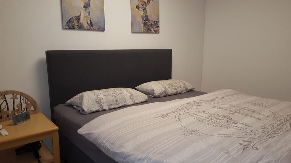 Ferienwohnung mit extra Schlafzimmer und Blick in den Bayrischen Wald oberhalb von Sankt Engelmar Apartment in Straubing-Bogen