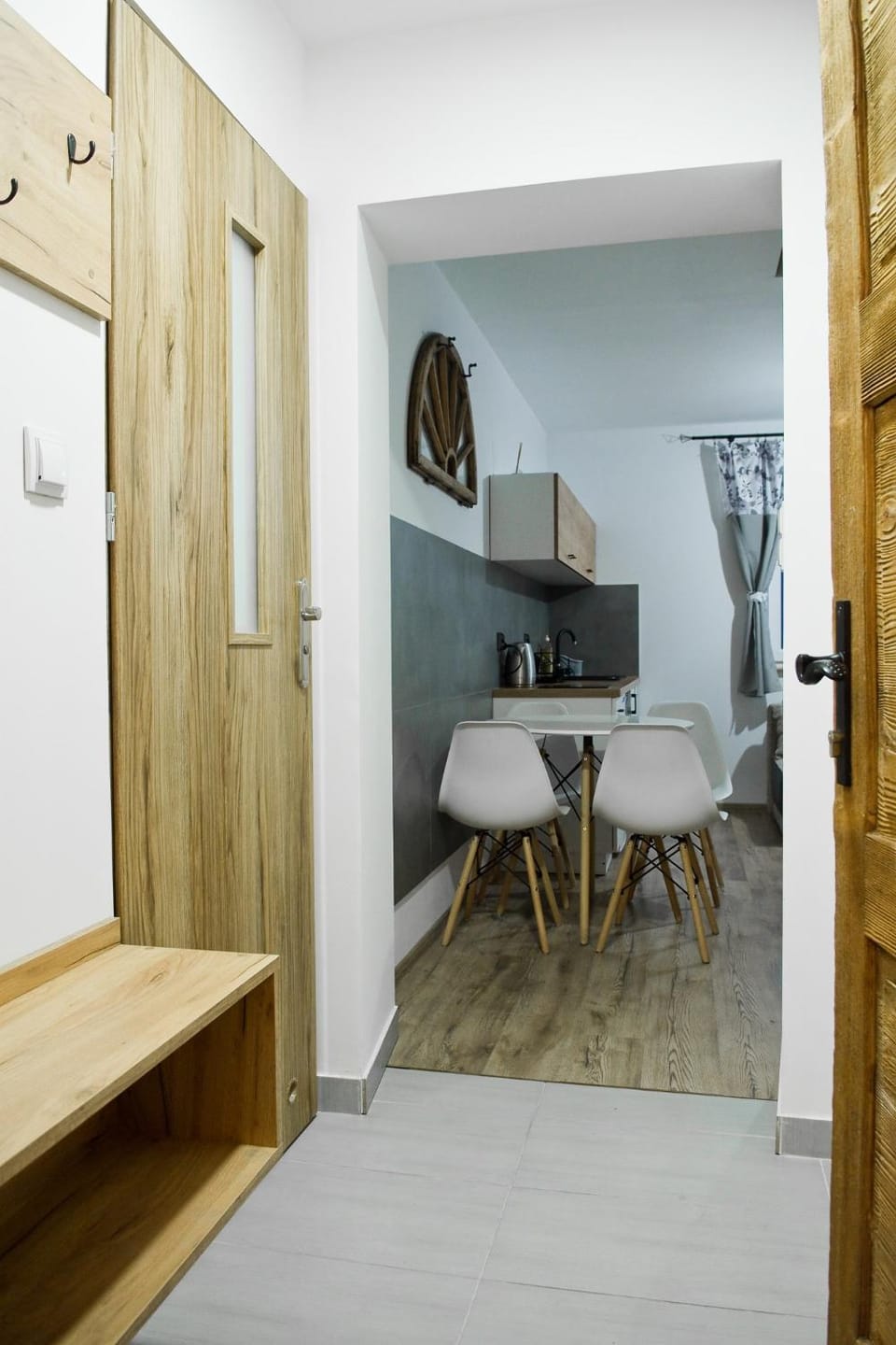 Kitchen or kitchenette, Dining area