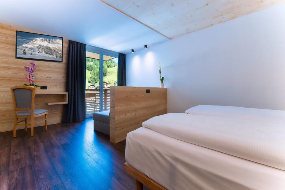 Bed, TV and multimedia, Photo of the whole room, Bedroom, hair dresser