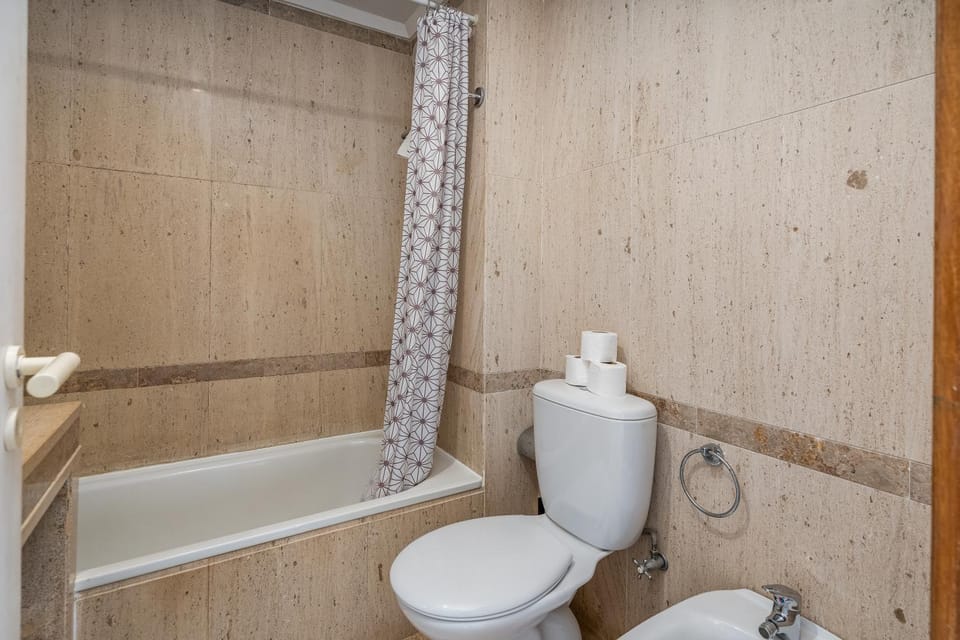 Shower, Toilet, People, Bathroom, Guests, children, group of guests, Bath, bidet, towels