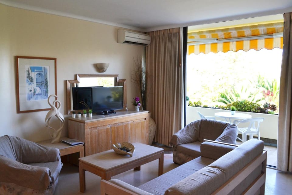 Communal lounge/ TV room, Spring, Day, Night, People, Winter, Summer, Balcony/Terrace, Living room, Other, Decorative detail, Seating area, Autumn, On site, Guests, Garden view, Pool view, Street view, Area and facilities, Seasons, Time of day, Location, children, young children, older children, group of guests, Family, ATM