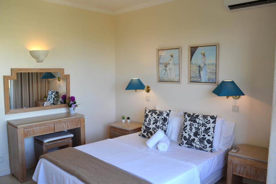Spring, Bed, Day, People, View (from property/room), Other, Photo of the whole room, Decorative detail, Bedroom, Guests, Garden view, Pool view, Area and facilities, Seasons, Time of day, children, young children, older children, group of guests, Family