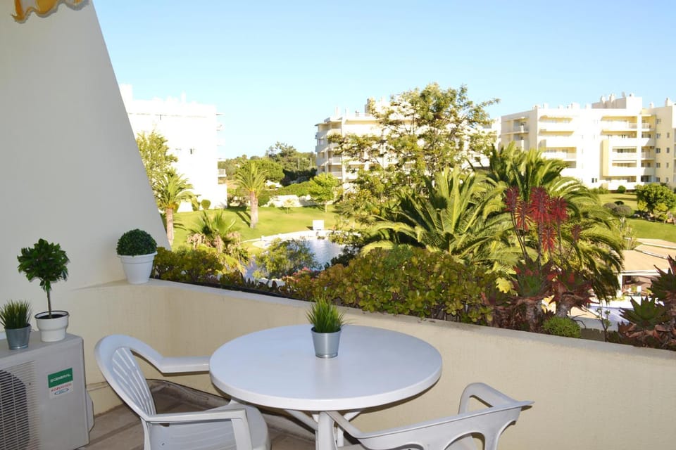 Patio, Spring, Day, People, Balcony/Terrace, Living room, Photo of the whole room, Decorative detail, On site, Guests, Garden view, Landmark view, Pool view, Seasons, Time of day, children, young children, older children, group of guests, Family