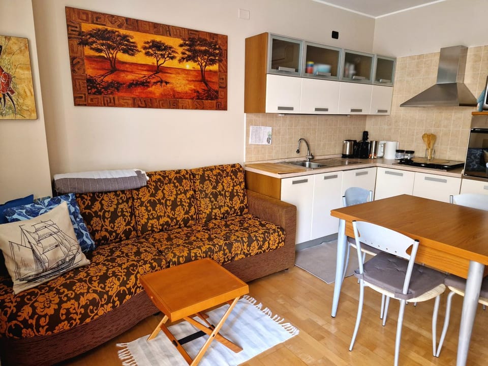 Kitchen or kitchenette, Living room