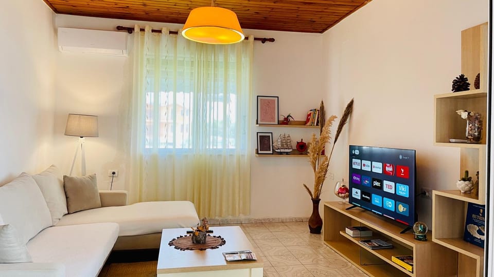 Bed, TV and multimedia, Living room, Photo of the whole room, Seating area