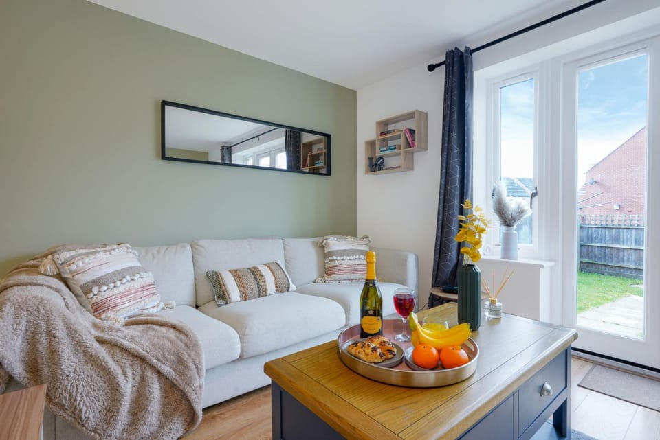 Living room, Seating area, Food