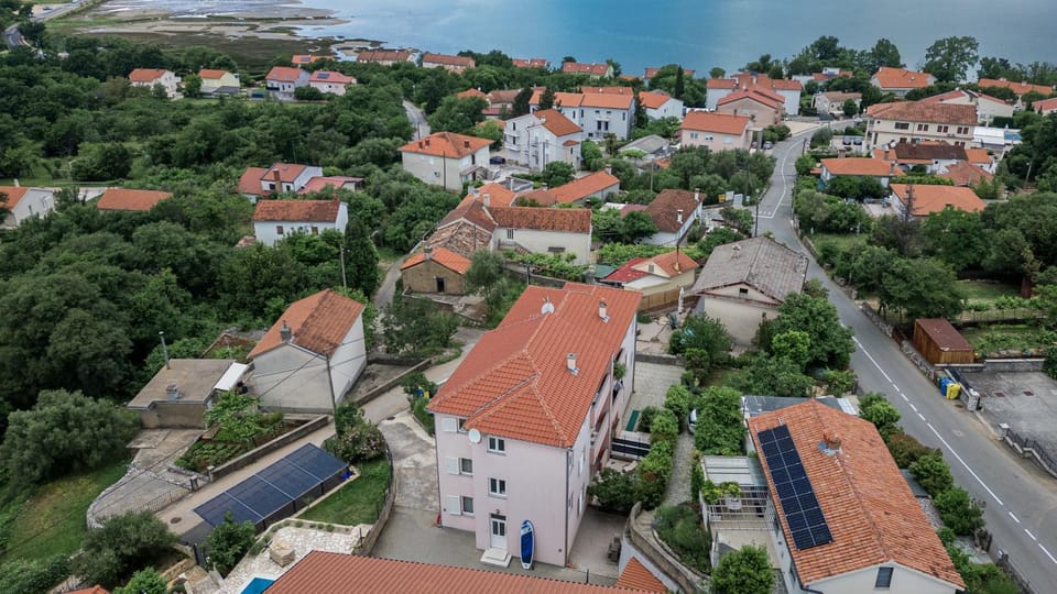 Neighbourhood, Bird's eye view, Location