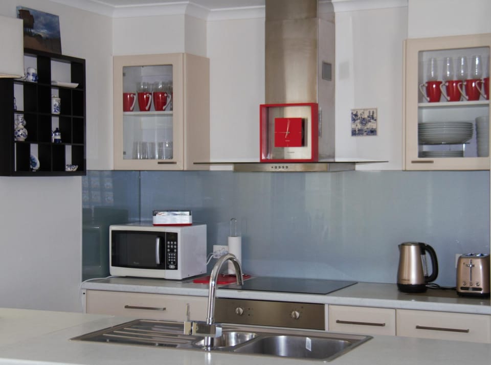 Coffee/tea facilities, Kitchen or kitchenette, dishwasher, microwave, oven, stove, toaster