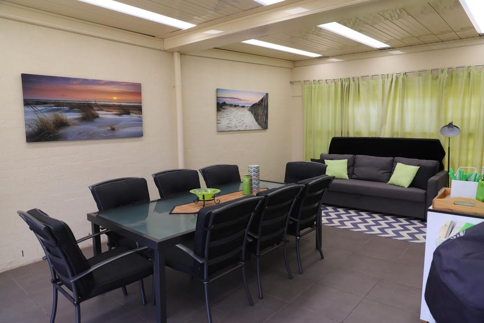 Game Room, Seating area