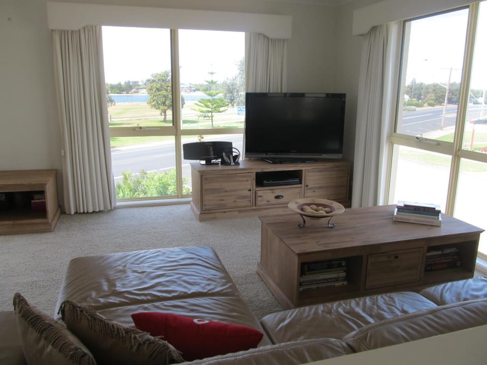 TV and multimedia, Living room, Seating area, Lake view