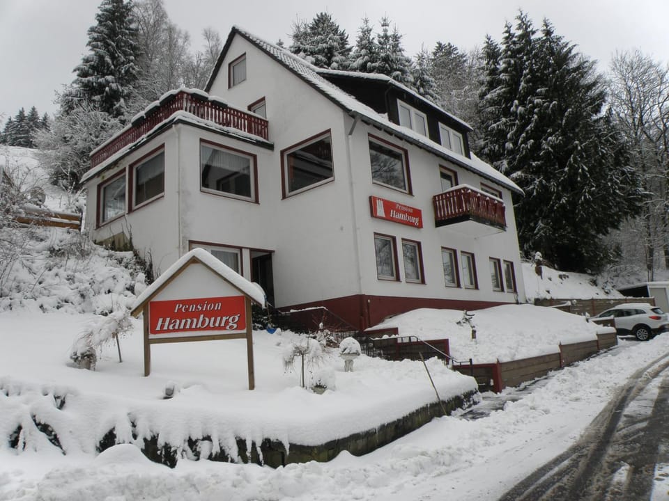 Property building, Facade/entrance, Day, Property logo or sign, Winter, On site, Street view