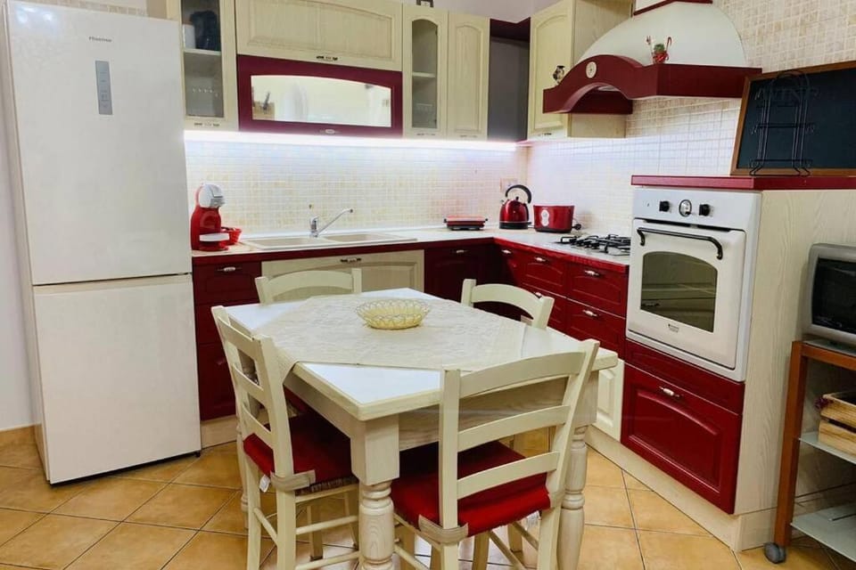 Kitchen or kitchenette, Dining area, Communal kitchen