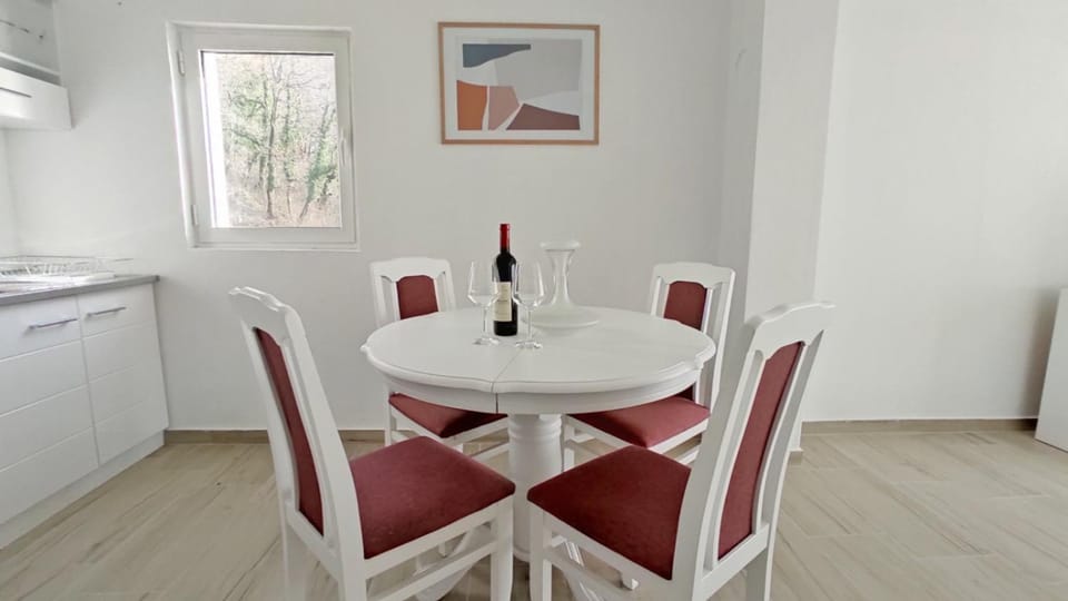 Kitchen or kitchenette, Dining area, Drinks