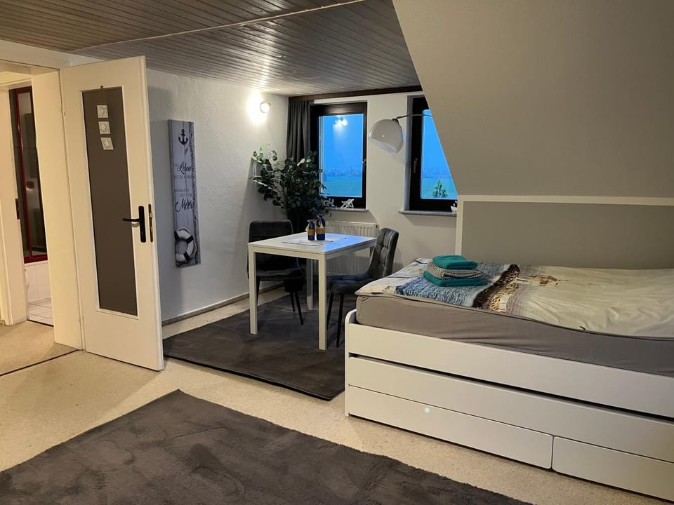 Photo of the whole room, Seating area