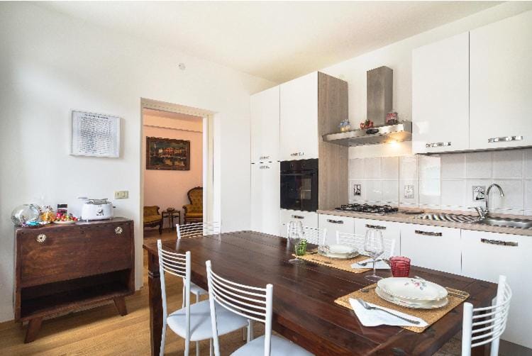 Kitchen or kitchenette, Dining area, City view, minibar, pet friendly, stove, toaster