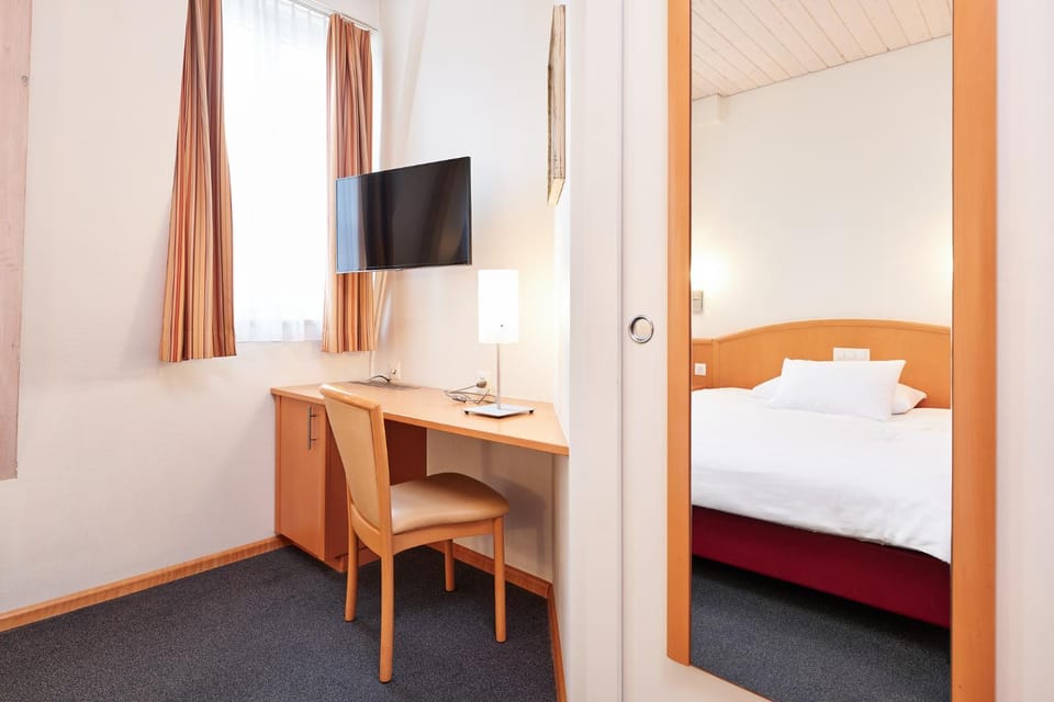 Bed, TV and multimedia, Photo of the whole room, Evening entertainment, Bedroom