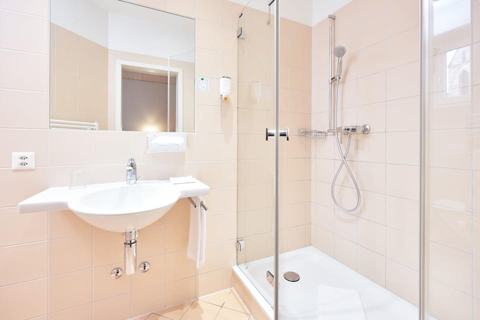 Shower, Bathroom, towels