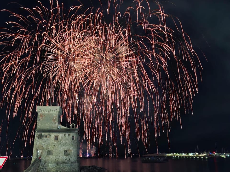 WELCOME RIVIERA - AL CASTELLO-VISTA MARE -ROMANTICO e CENTRALE a 20 METRI DAL MARE-toll parking at 20 euro per day to be booked in advance -subject to availability Apartment in Rapallo