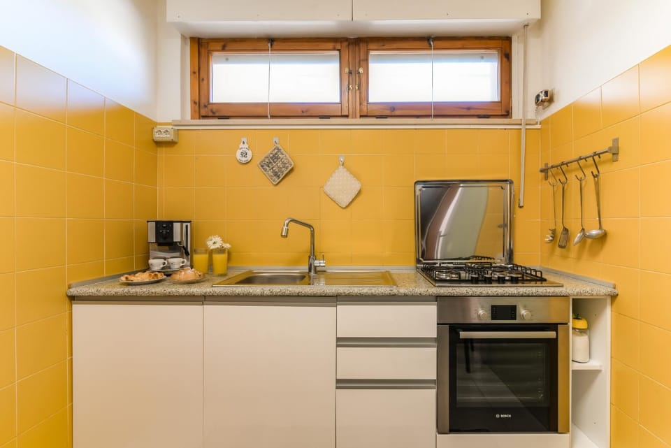 Kitchen or kitchenette, minibar, pet friendly, stove