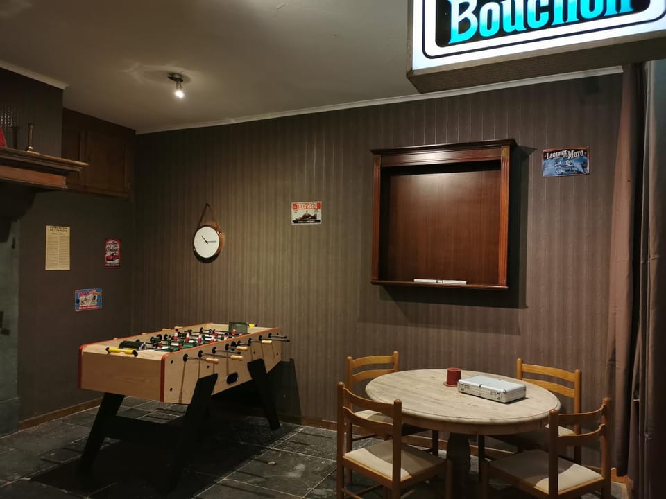 Game Room, Business facilities