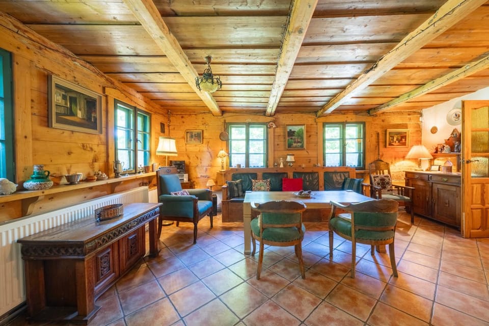 Seating area, Dining area