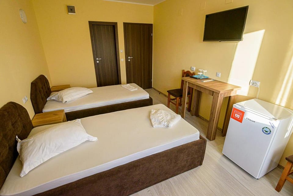 Photo of the whole room, Bedroom, wardrobe, air conditioner