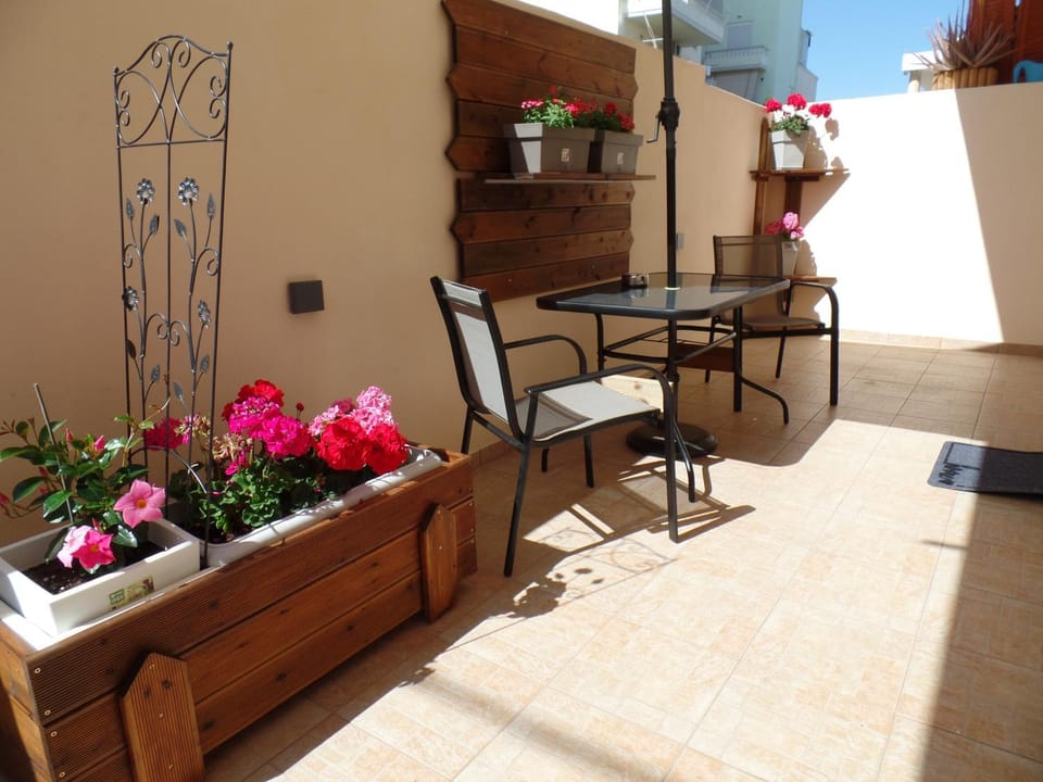 Ellis home with private entrance and nice veranda Apartment in Chania