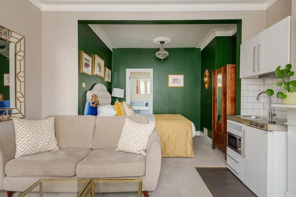 Kitchen or kitchenette, Seating area