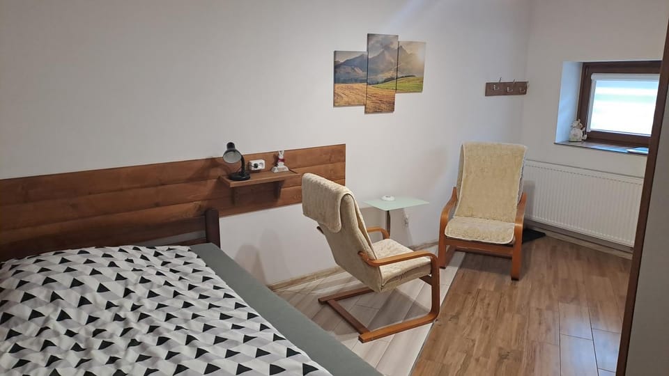 Bed, Seating area