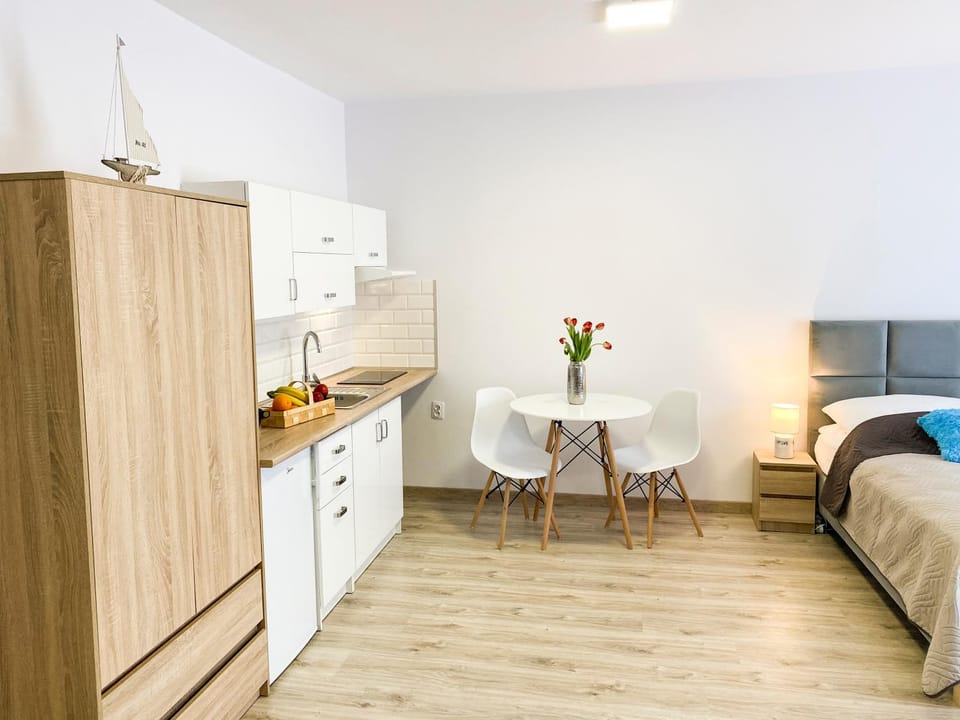 Bed, Kitchen or kitchenette, Food and drinks, Bedroom, Drinks