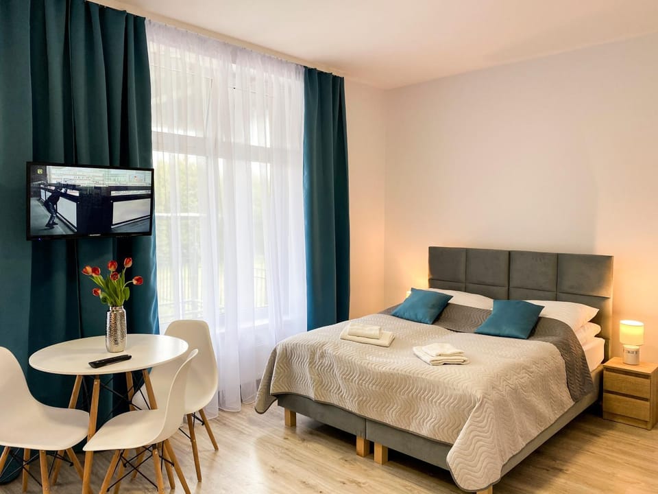 Bed, TV and multimedia, Other, Decorative detail, Bedroom