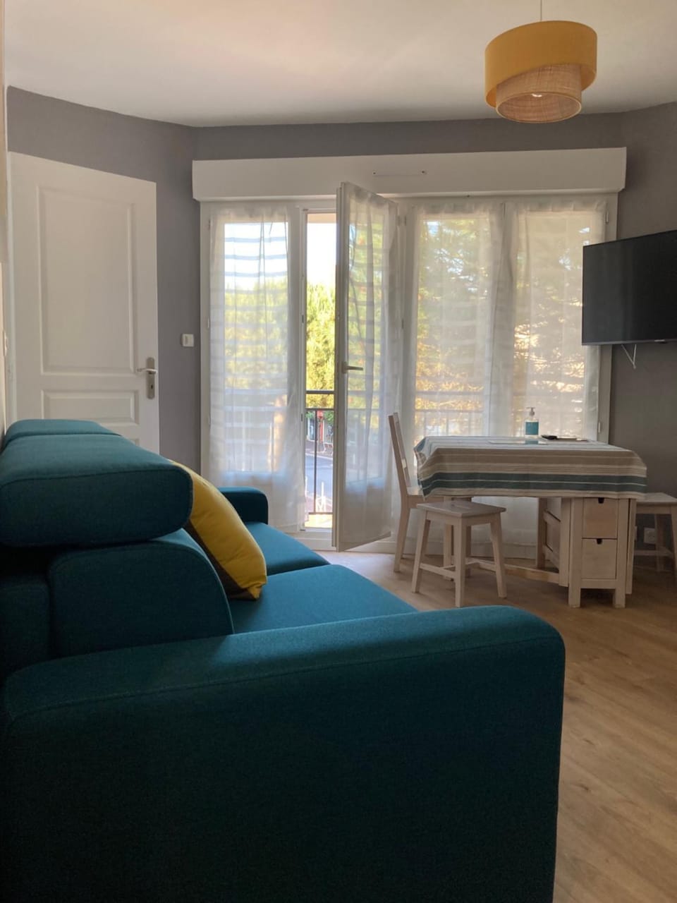 TV and multimedia, Living room, Seating area, Dining area