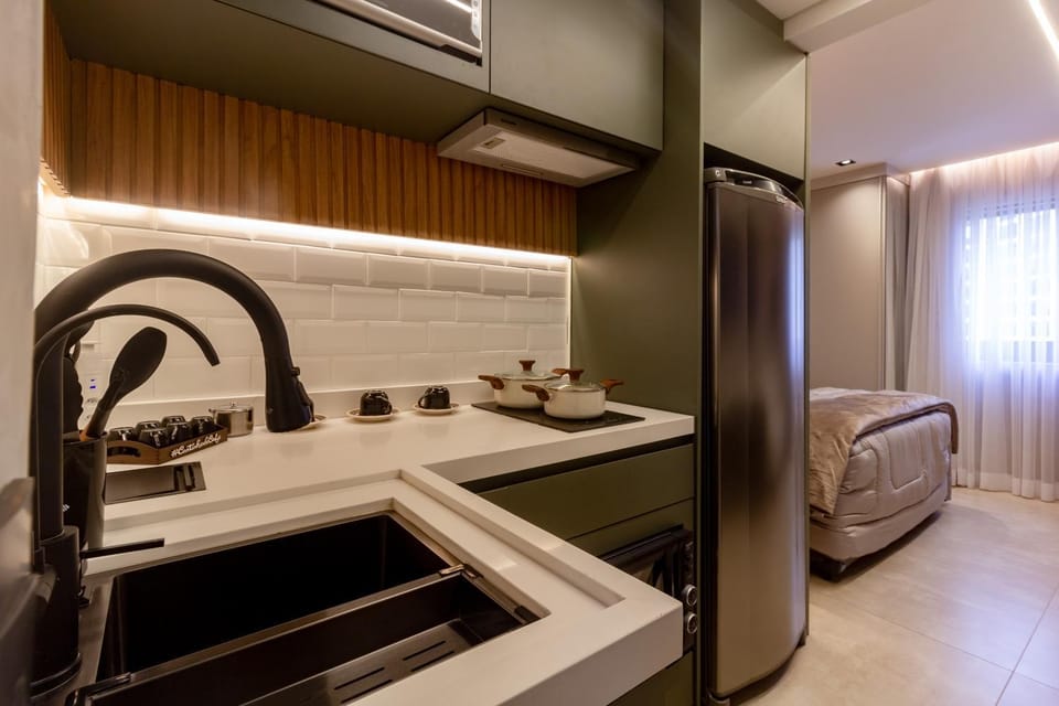 Kitchen or kitchenette, microwave, minibar, stove