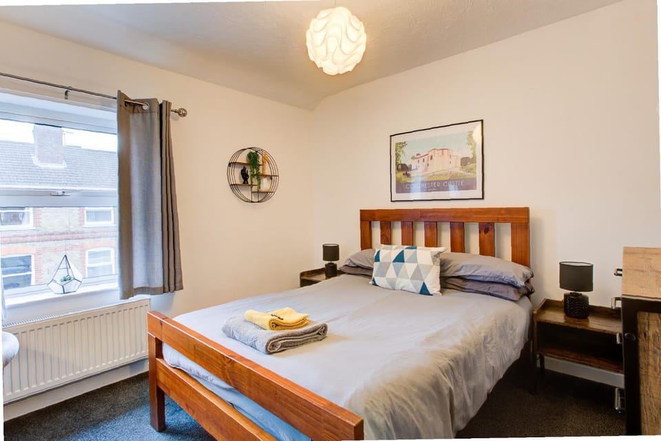 Pet-Friendly Victorian, Free Parking, Workspace House in Colchester