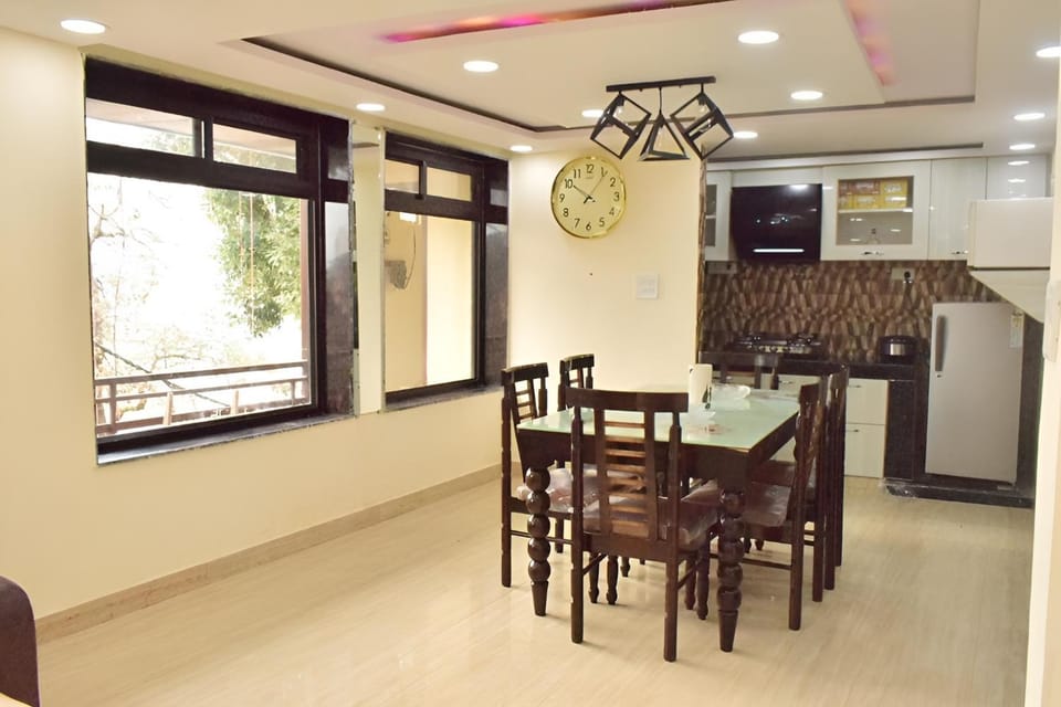 Kitchen or kitchenette, Dining area, minibar, oven, pet friendly, stove