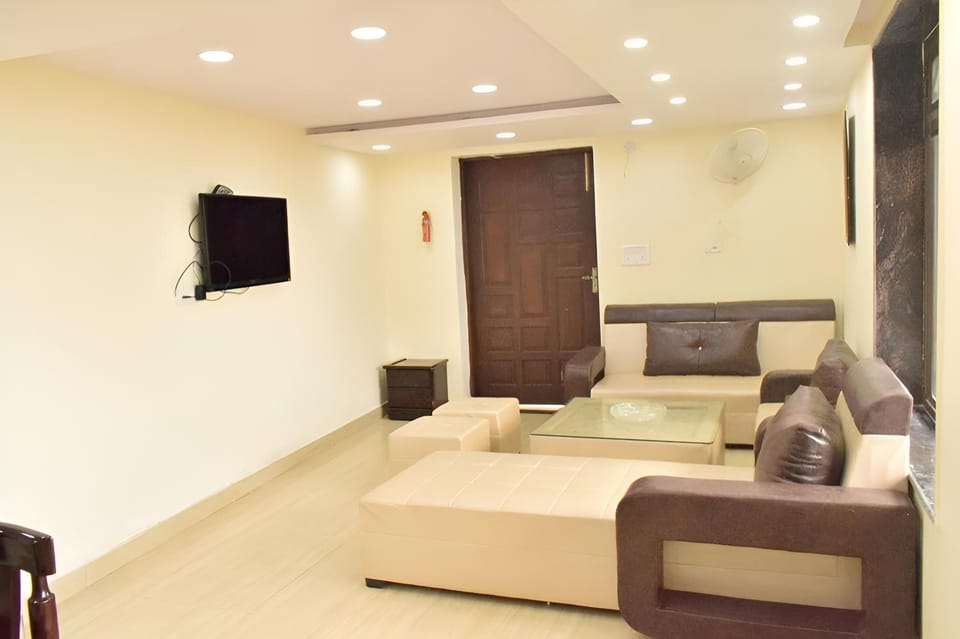 Bed, Living room, Photo of the whole room, Seating area, Evening entertainment