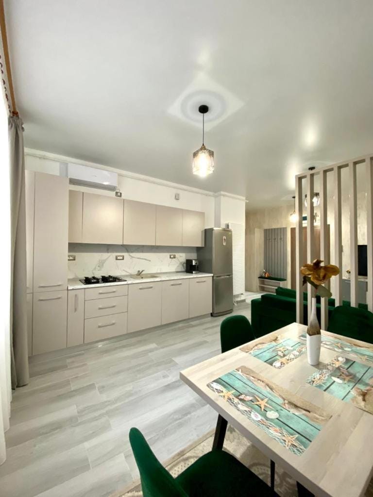 Kitchen or kitchenette, Dining area, stove