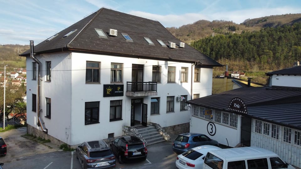 Property building, Day, Neighbourhood, Natural landscape, Bird's eye view, Mountain view, Street view, Location, Parking