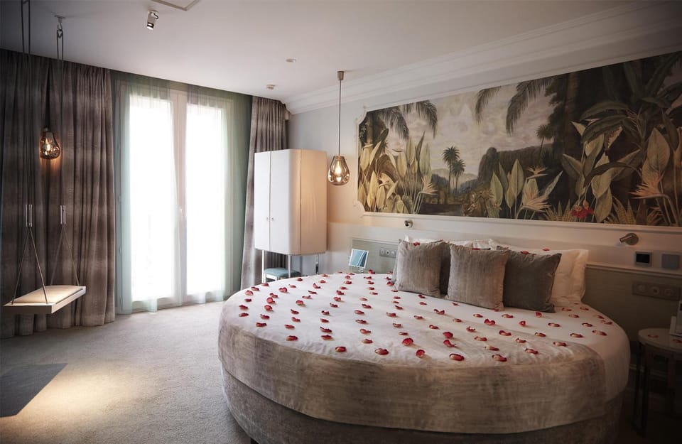 Shower, Hot Tub, Decorative detail, Bedroom