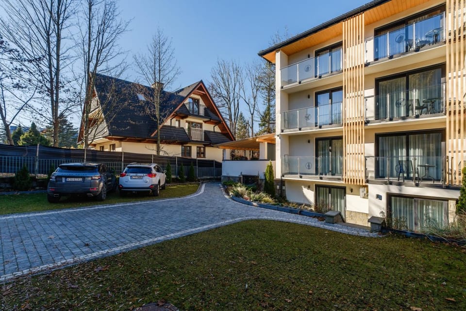 Property building, Day, Neighbourhood, Location, Parking