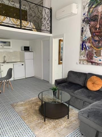 Kitchen or kitchenette, Seating area