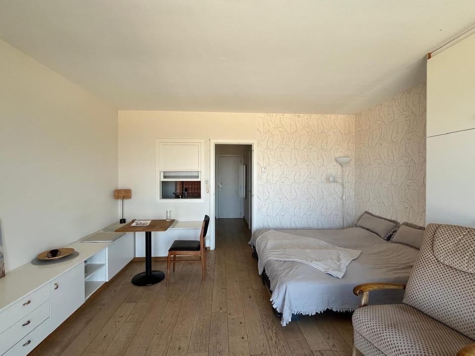 Bed, Dining area