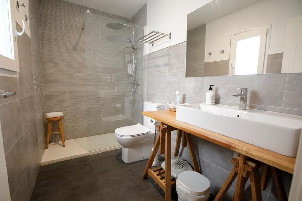 Shower, Toilet, Bathroom, towels
